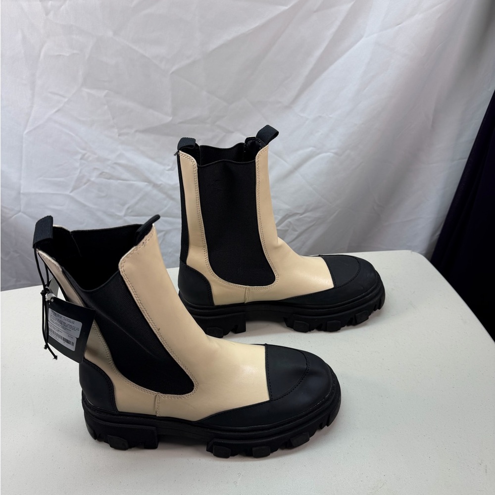FOREVER 21 WOMENS LUG SOLE Vanilla and Black CHELSEA BOOTS Size 8 New with Tags